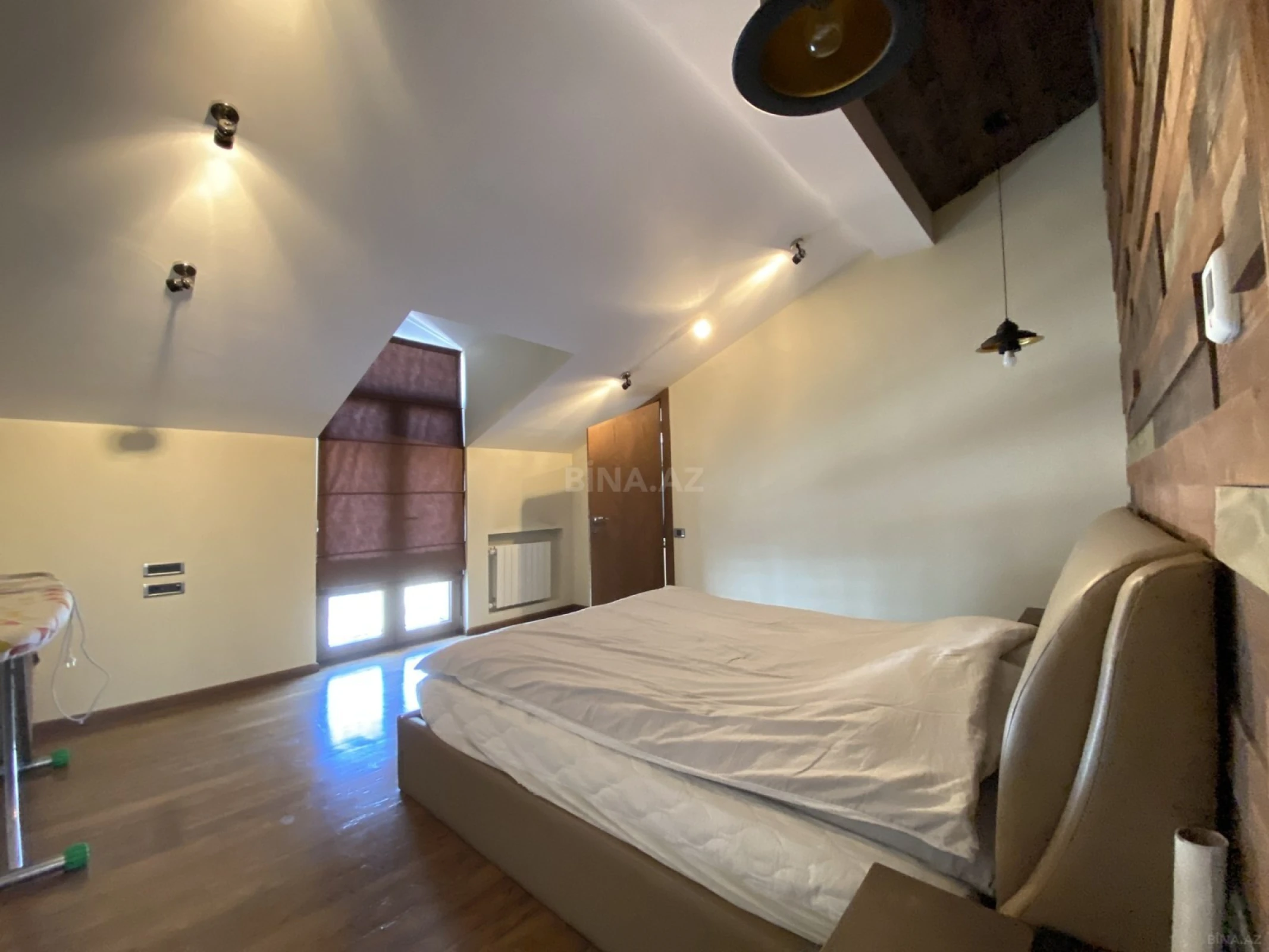 Satılır 5 otaqlı mənzil 240 m²