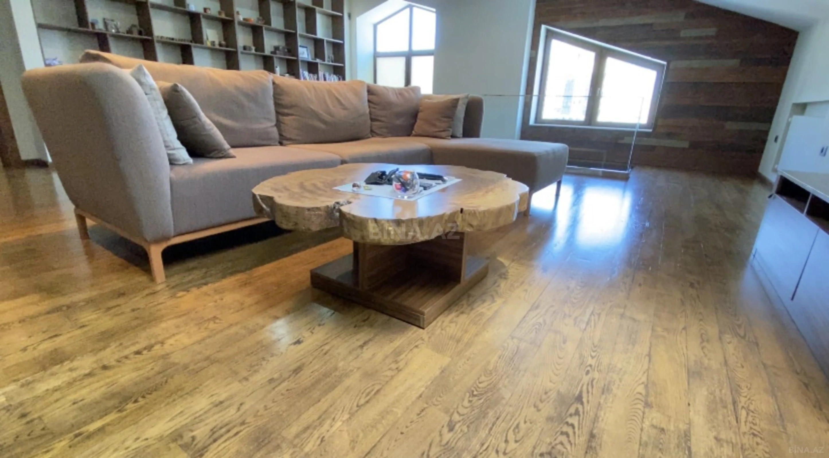 Satılır 5 otaqlı mənzil 240 m²