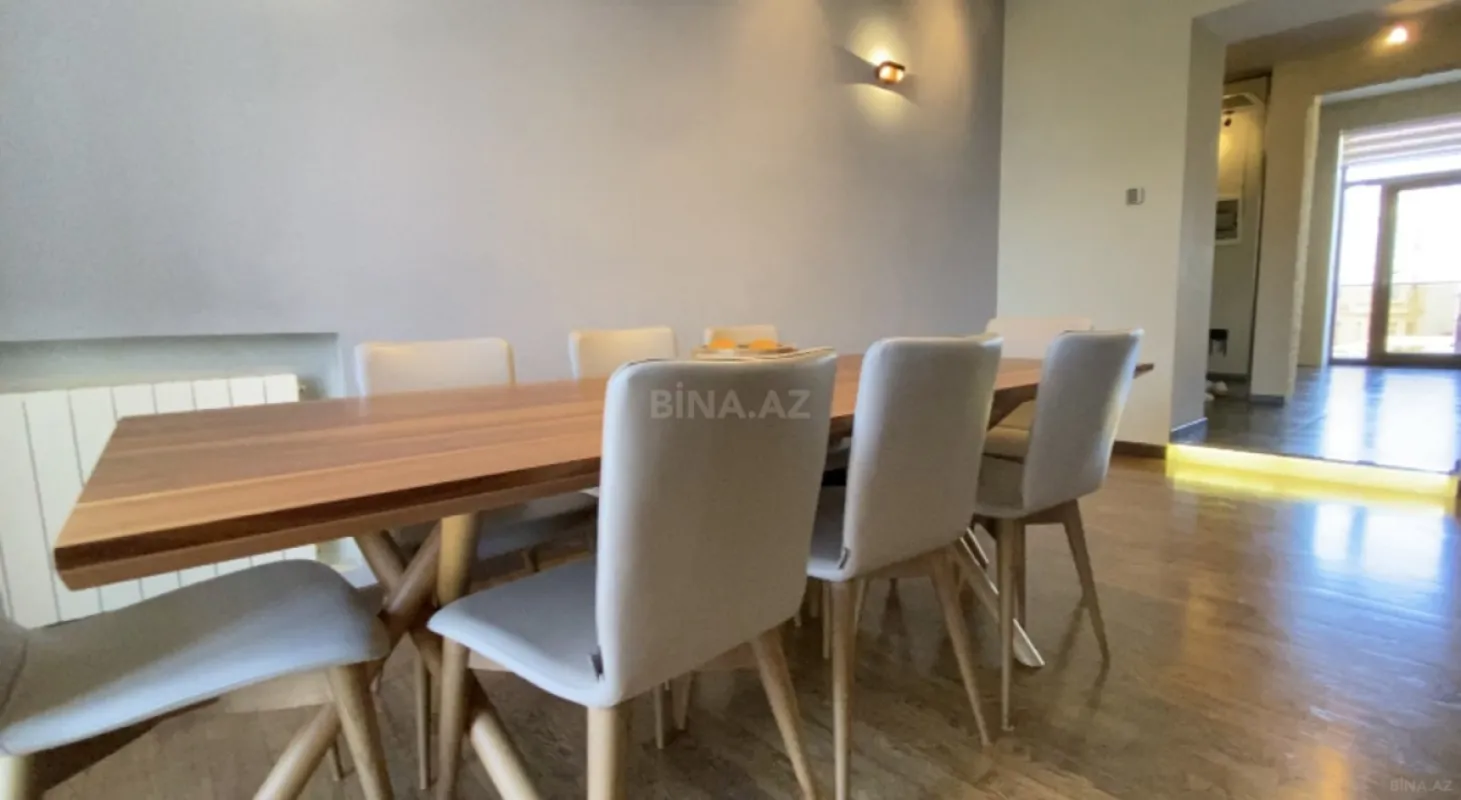 Satılır 5 otaqlı mənzil 240 m²