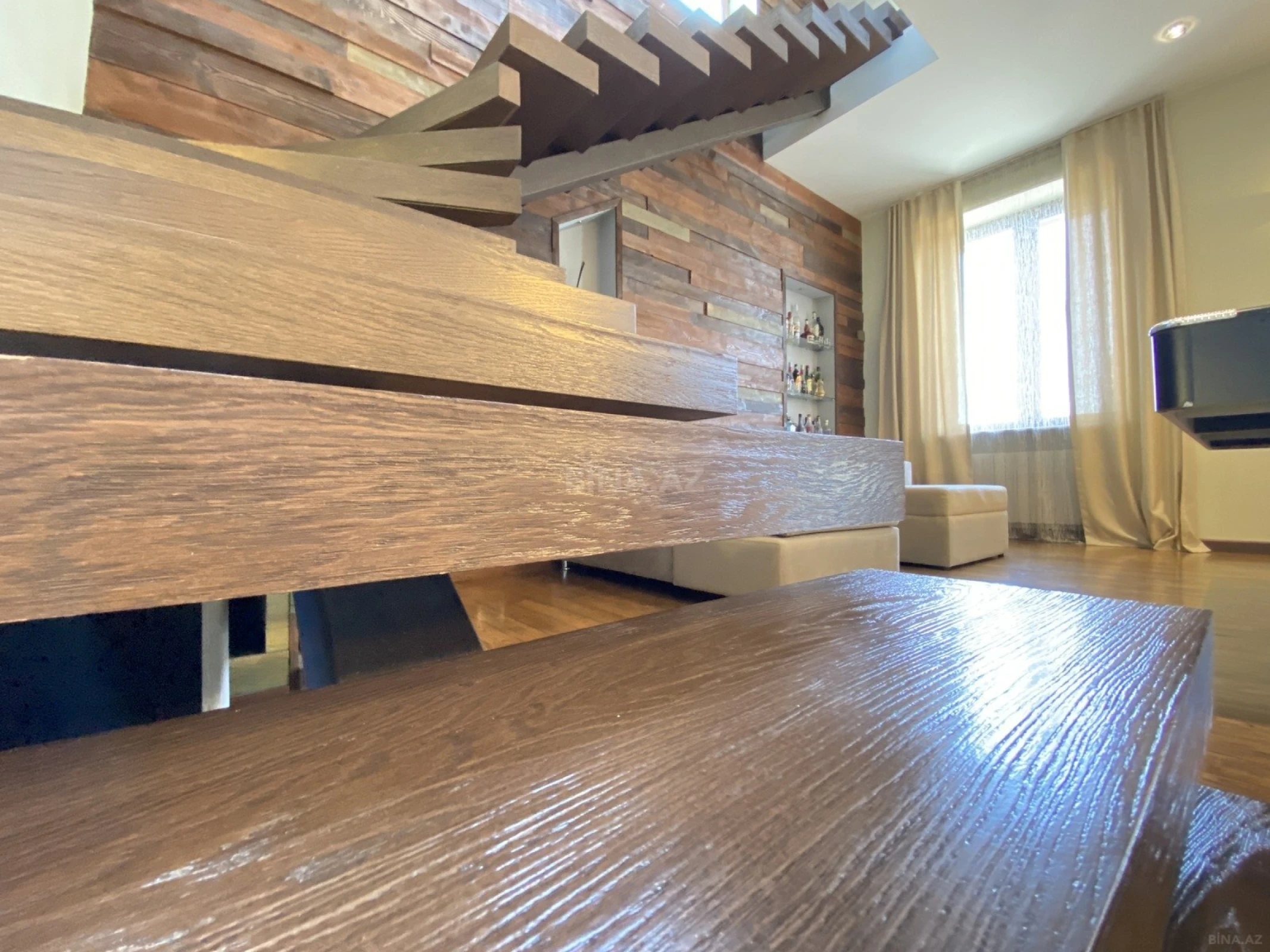 Satılır 5 otaqlı mənzil 240 m²