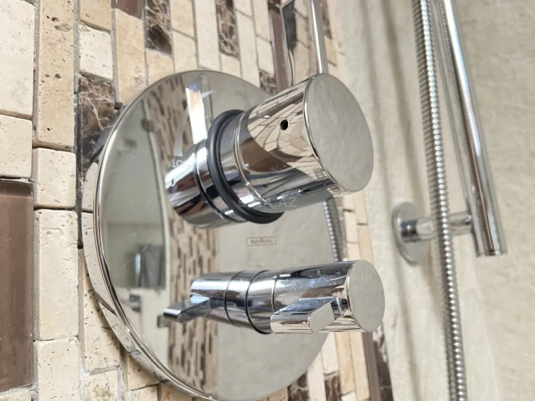 Satılır 5 otaqlı mənzil 240 m²