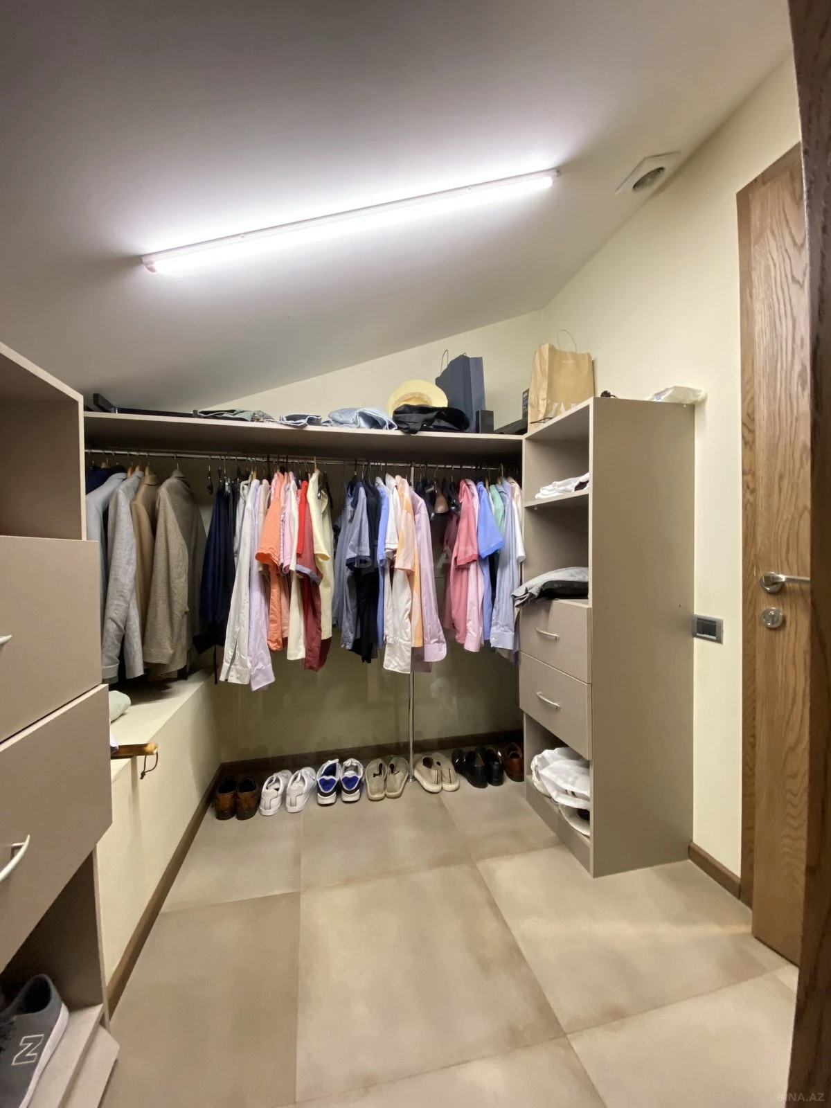 Satılır 5 otaqlı mənzil 240 m²