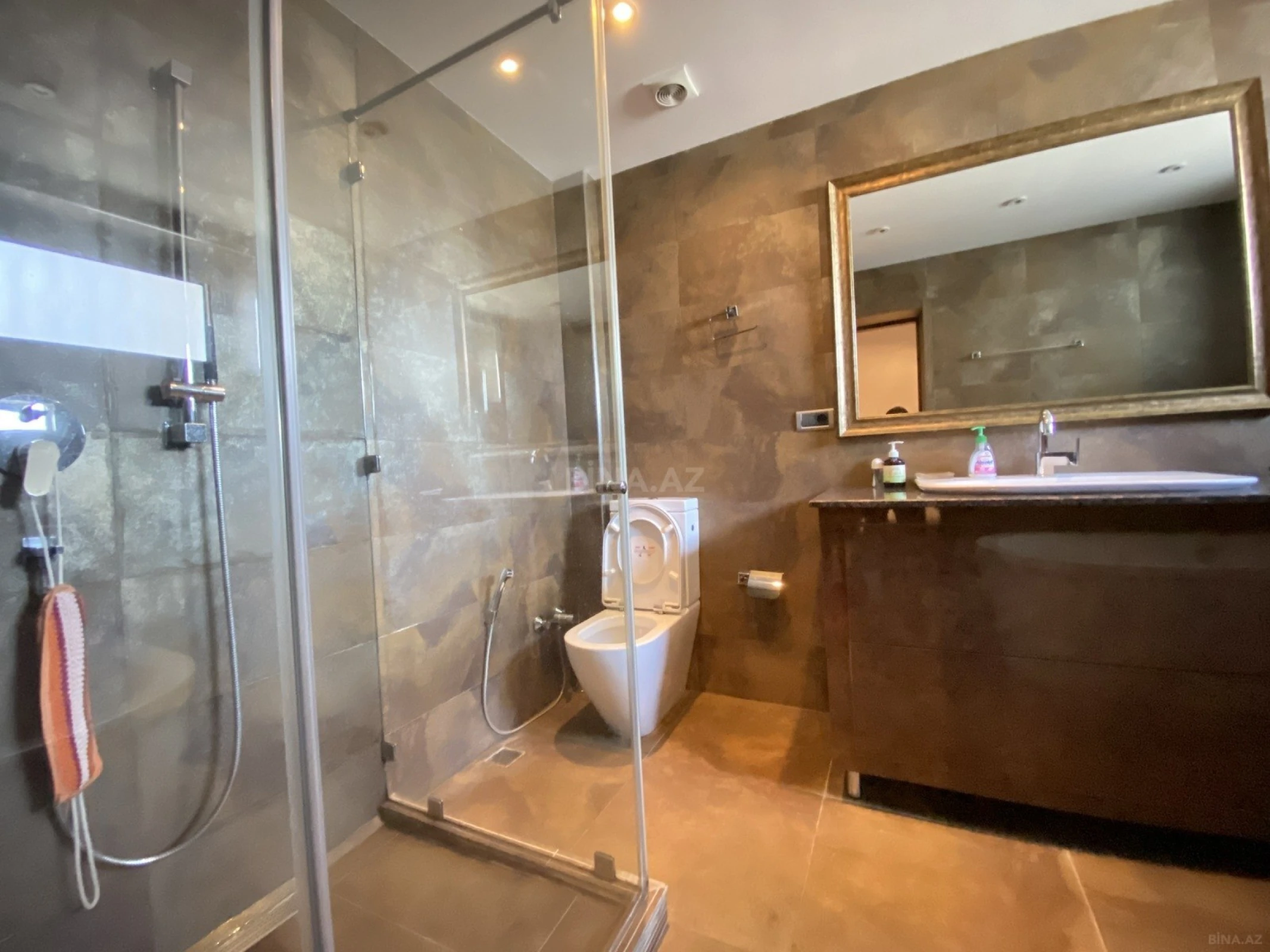 Satılır 5 otaqlı mənzil 240 m²