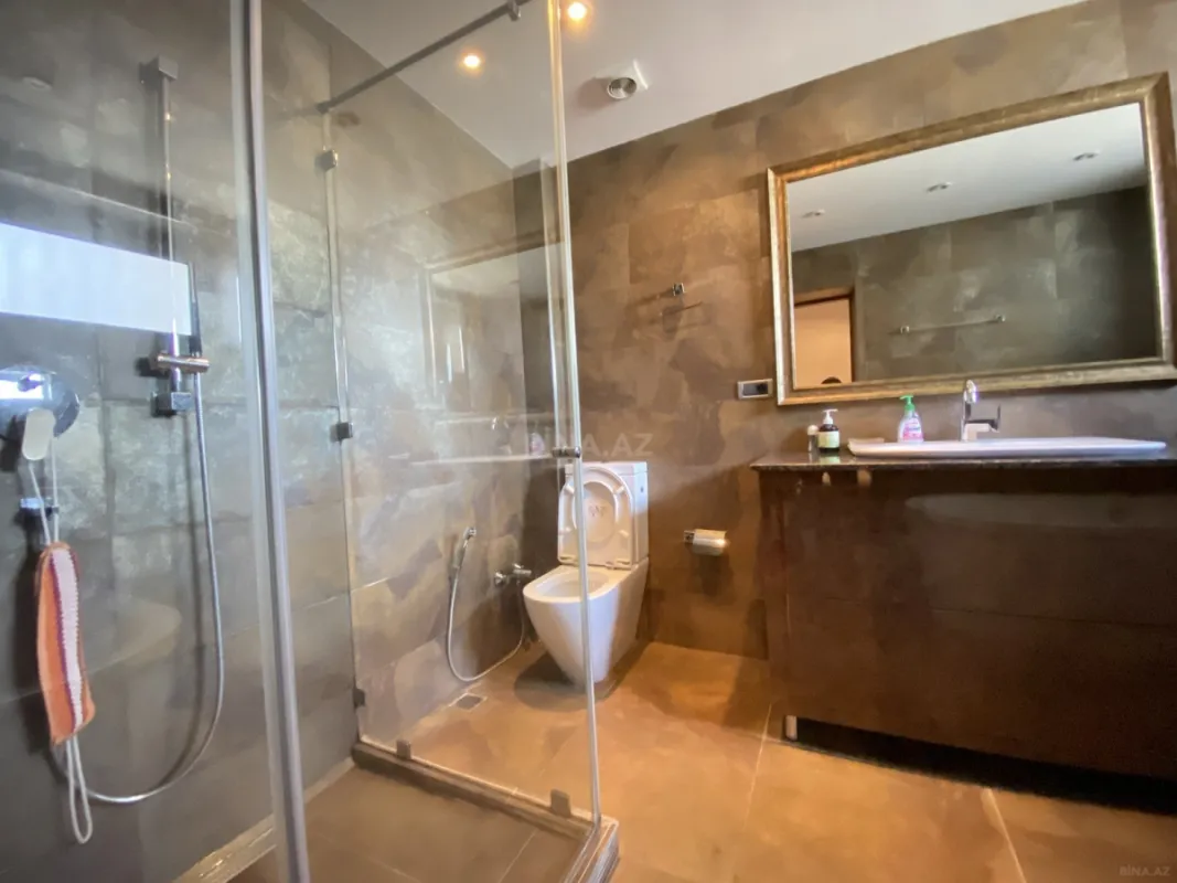 Satılır 5 otaqlı mənzil 240 m²