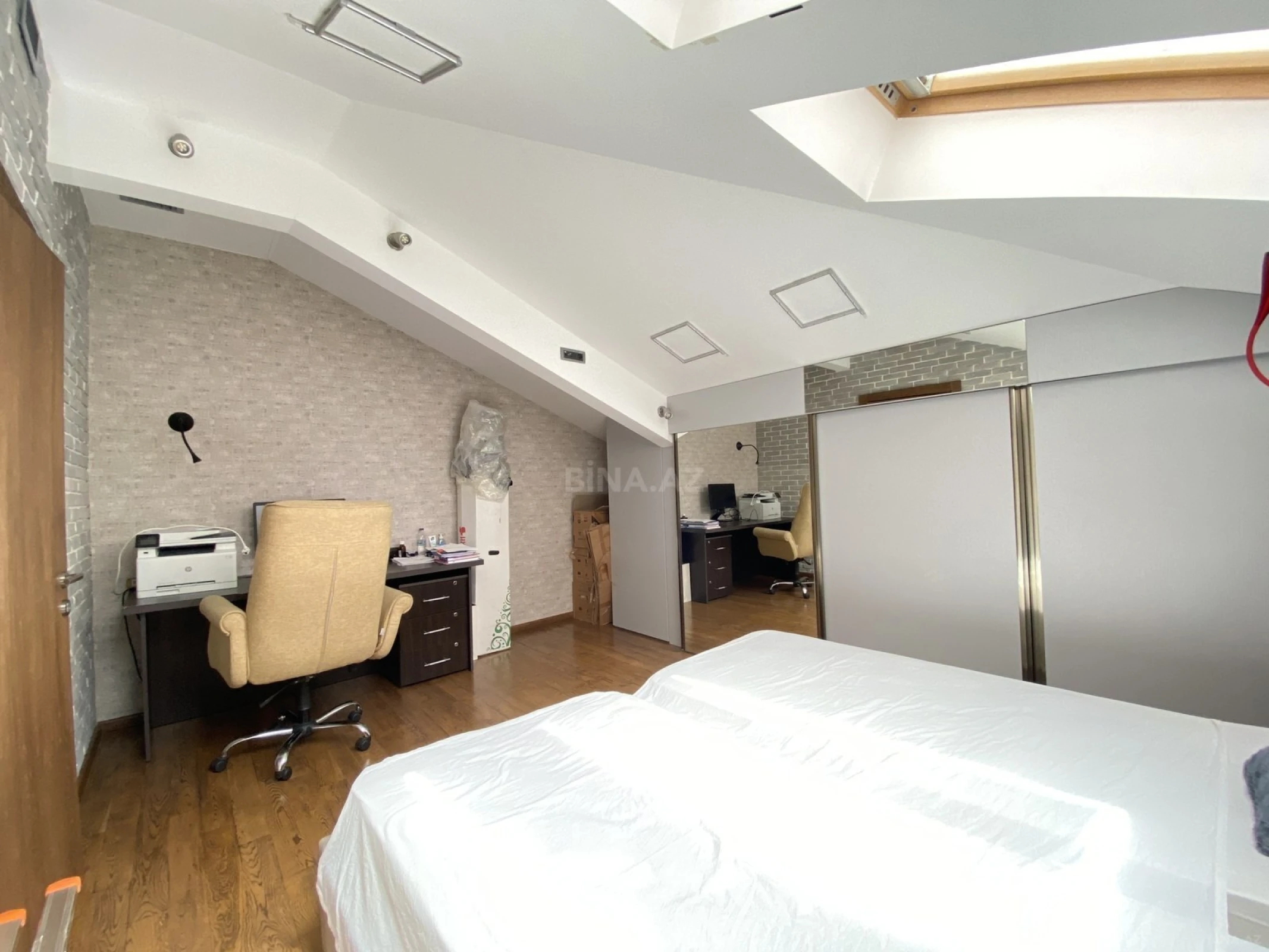 Satılır 5 otaqlı mənzil 240 m²