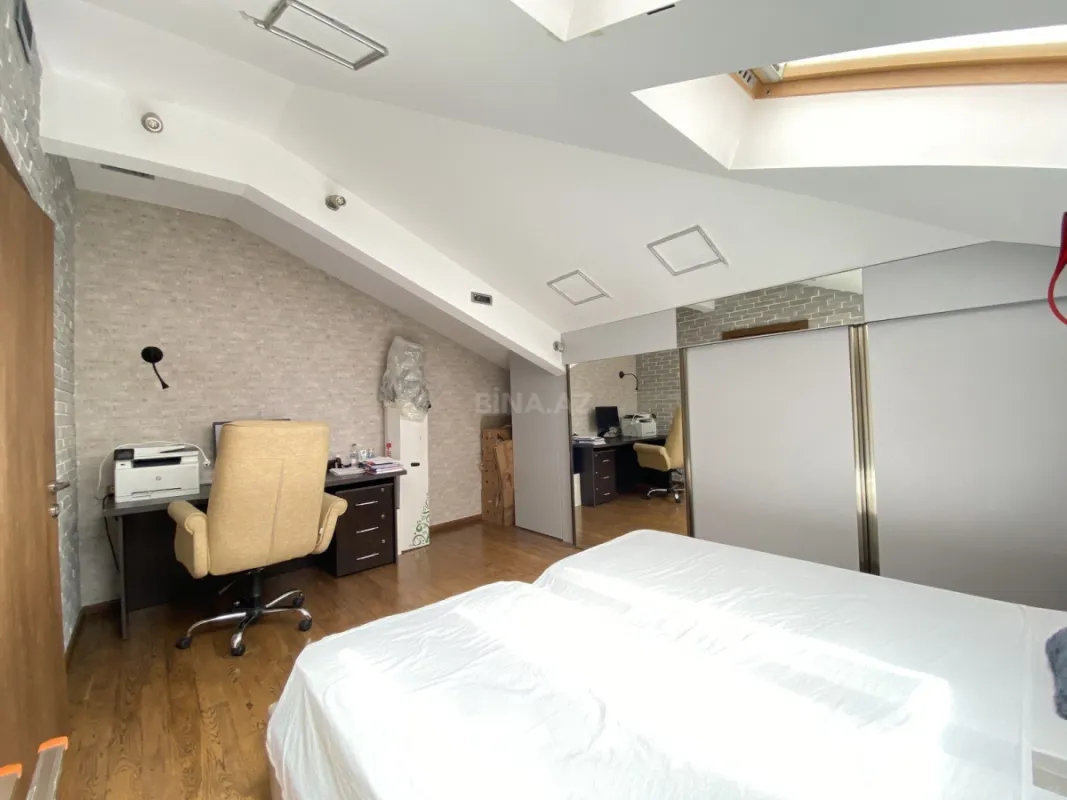 Satılır 5 otaqlı mənzil 240 m²