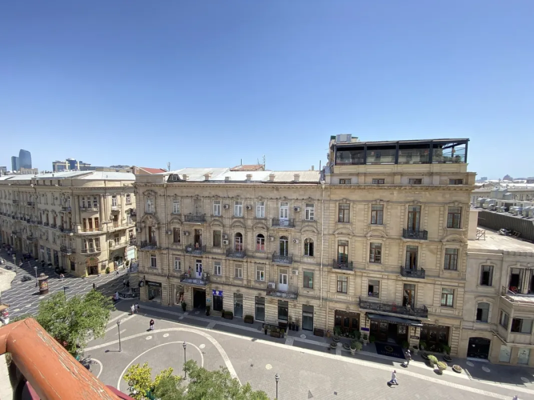 Satılır 5 otaqlı mənzil 240 m²