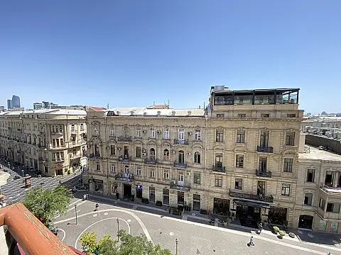 Satılır 5 otaqlı mənzil 240 m²