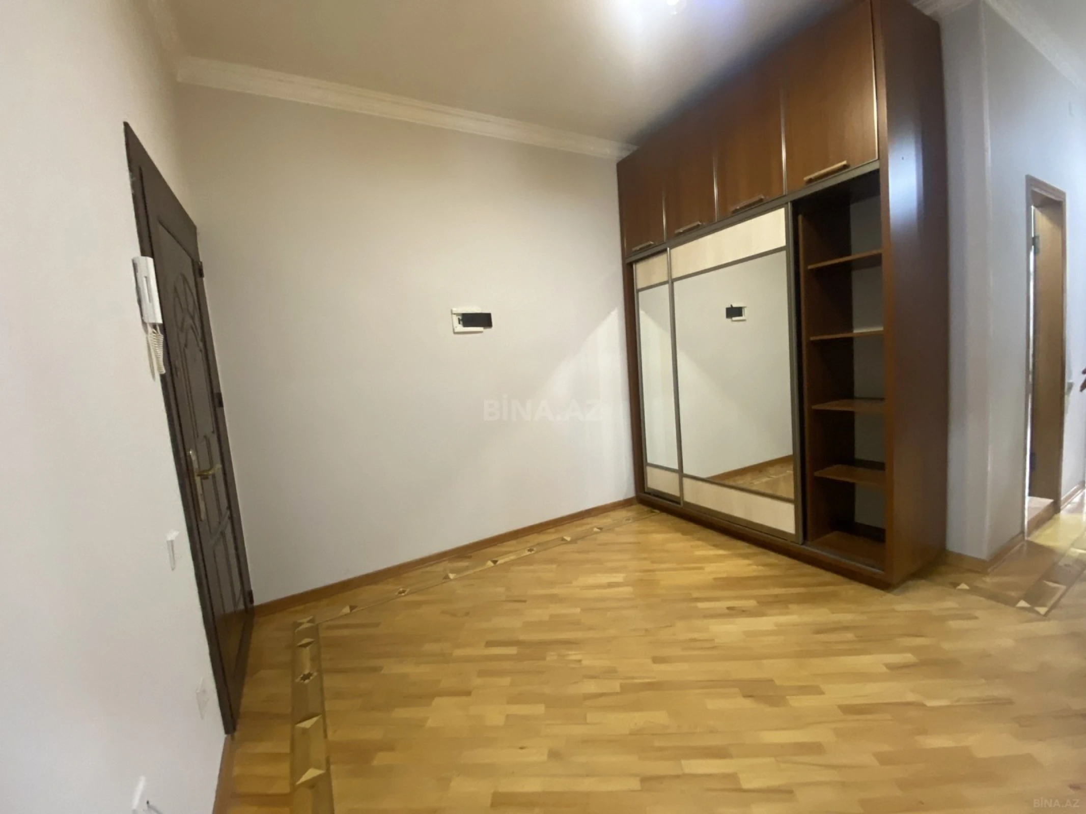 Satılır 3 otaqlı mənzil 130 m²