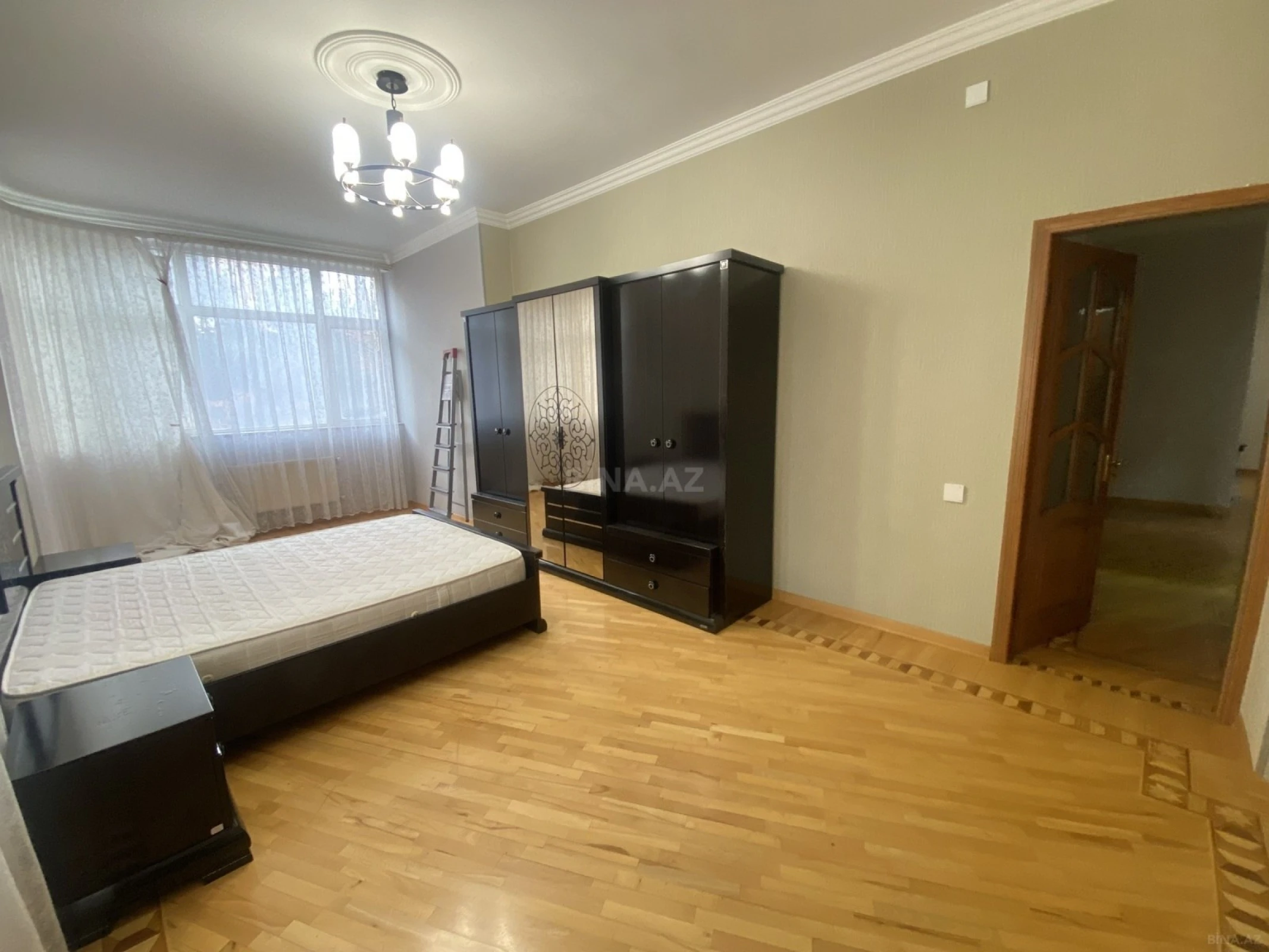 Satılır 3 otaqlı mənzil 130 m²
