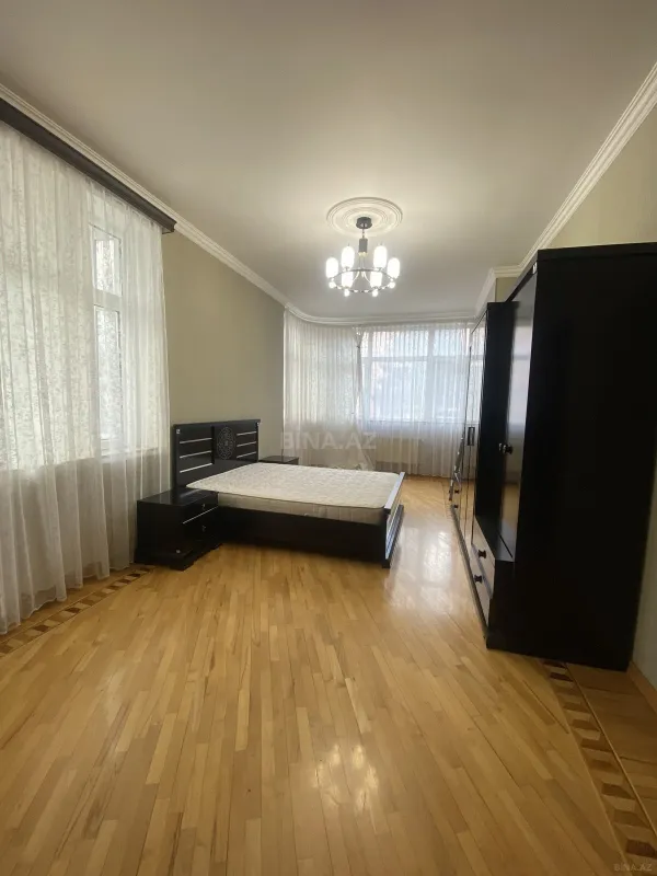Satılır 3 otaqlı mənzil 130 m²