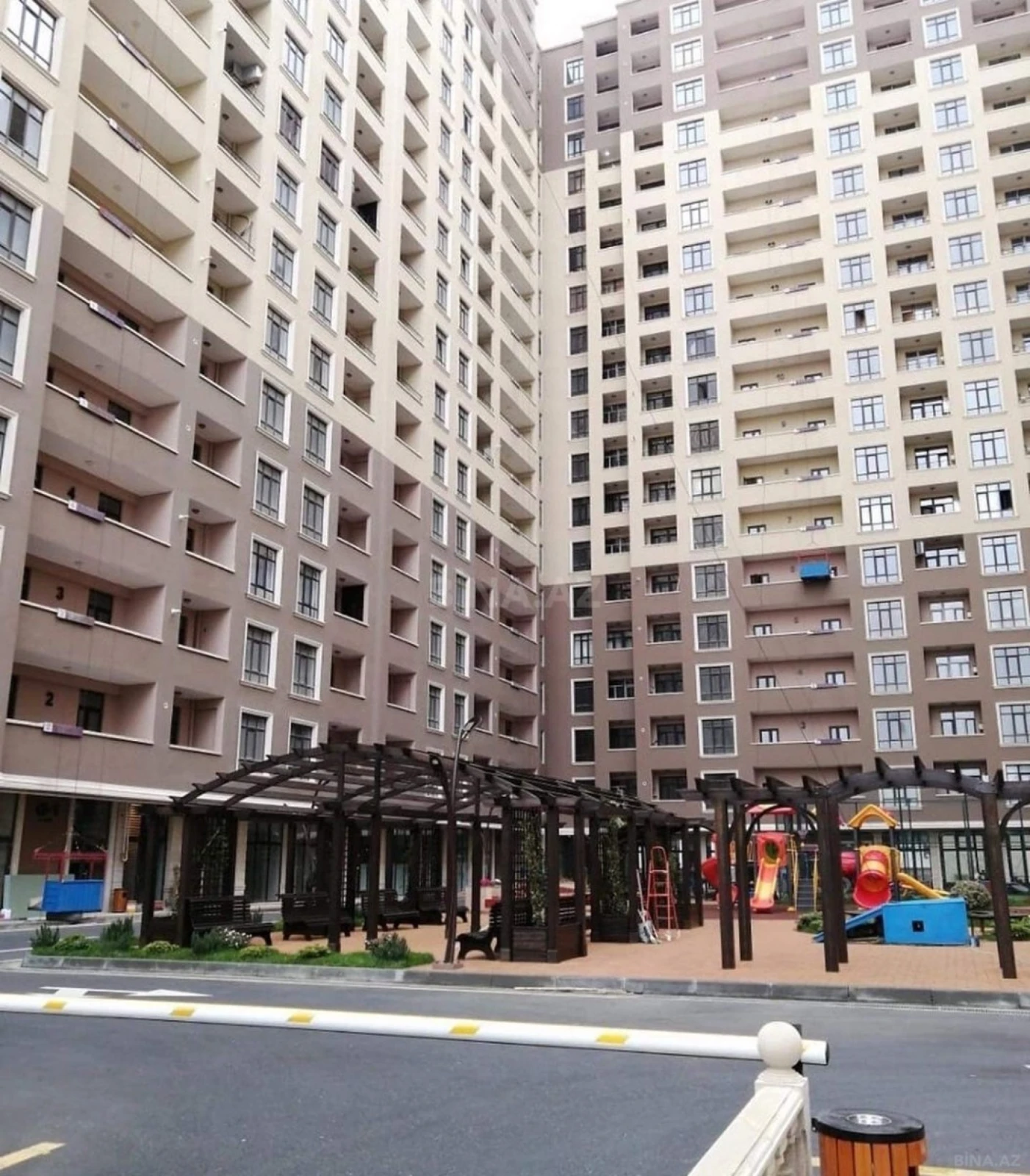 Satılır 3 otaqlı mənzil 124 m²