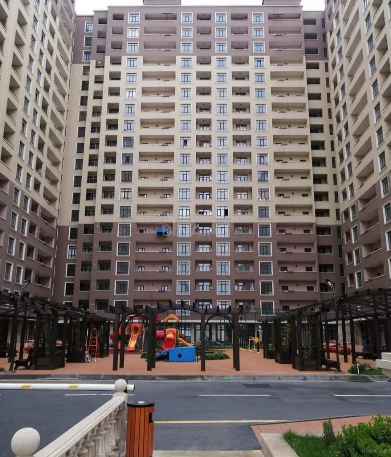 Satılır 3 otaqlı mənzil 124 m²