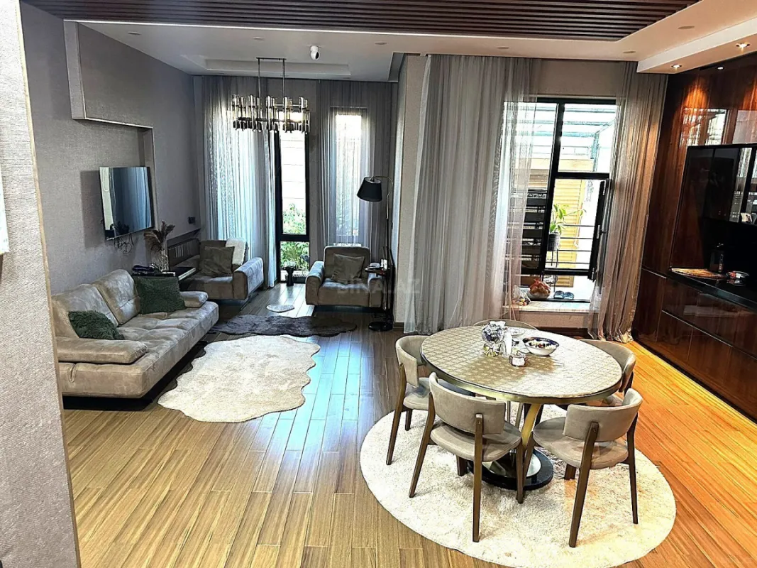 Satılır 10 otaqlı həyət evi 800 m²