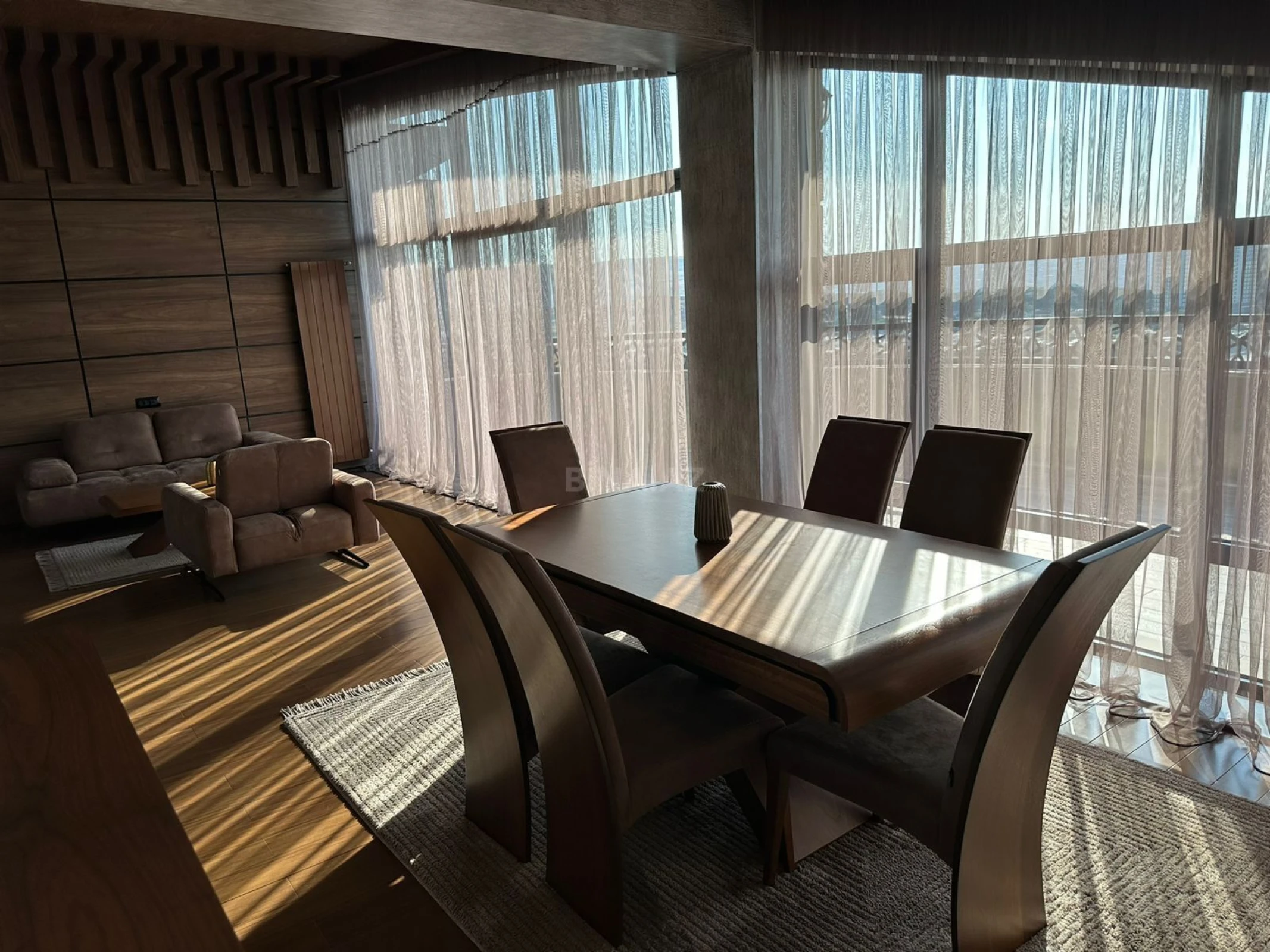 Satılır 10 otaqlı həyət evi 800 m²