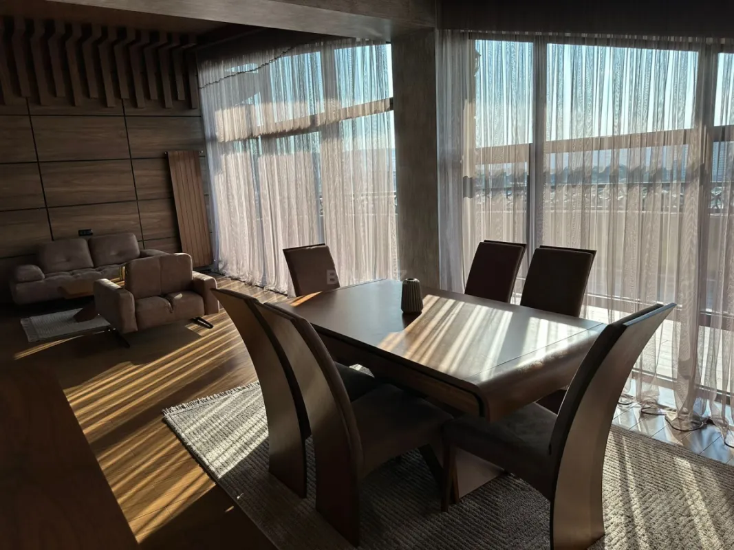 Satılır 10 otaqlı həyət evi 800 m²