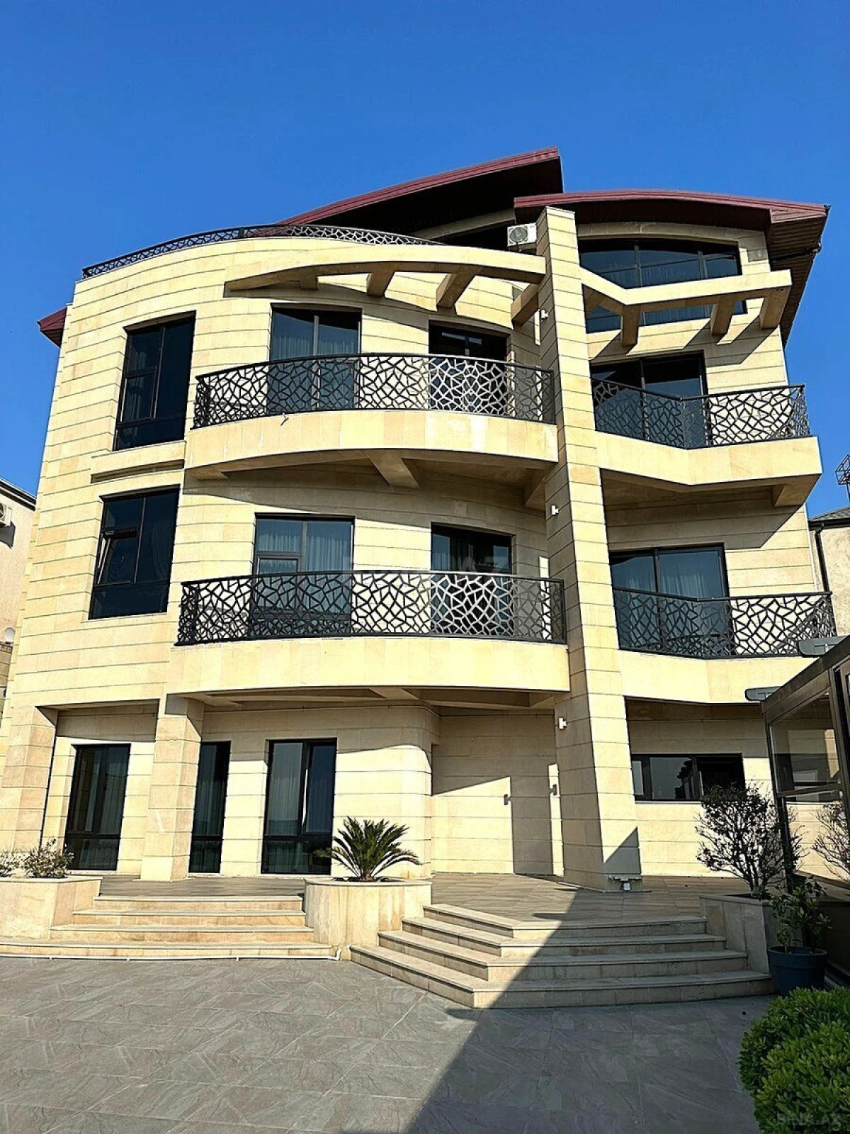 Satılır 10 otaqlı həyət evi 800 m²