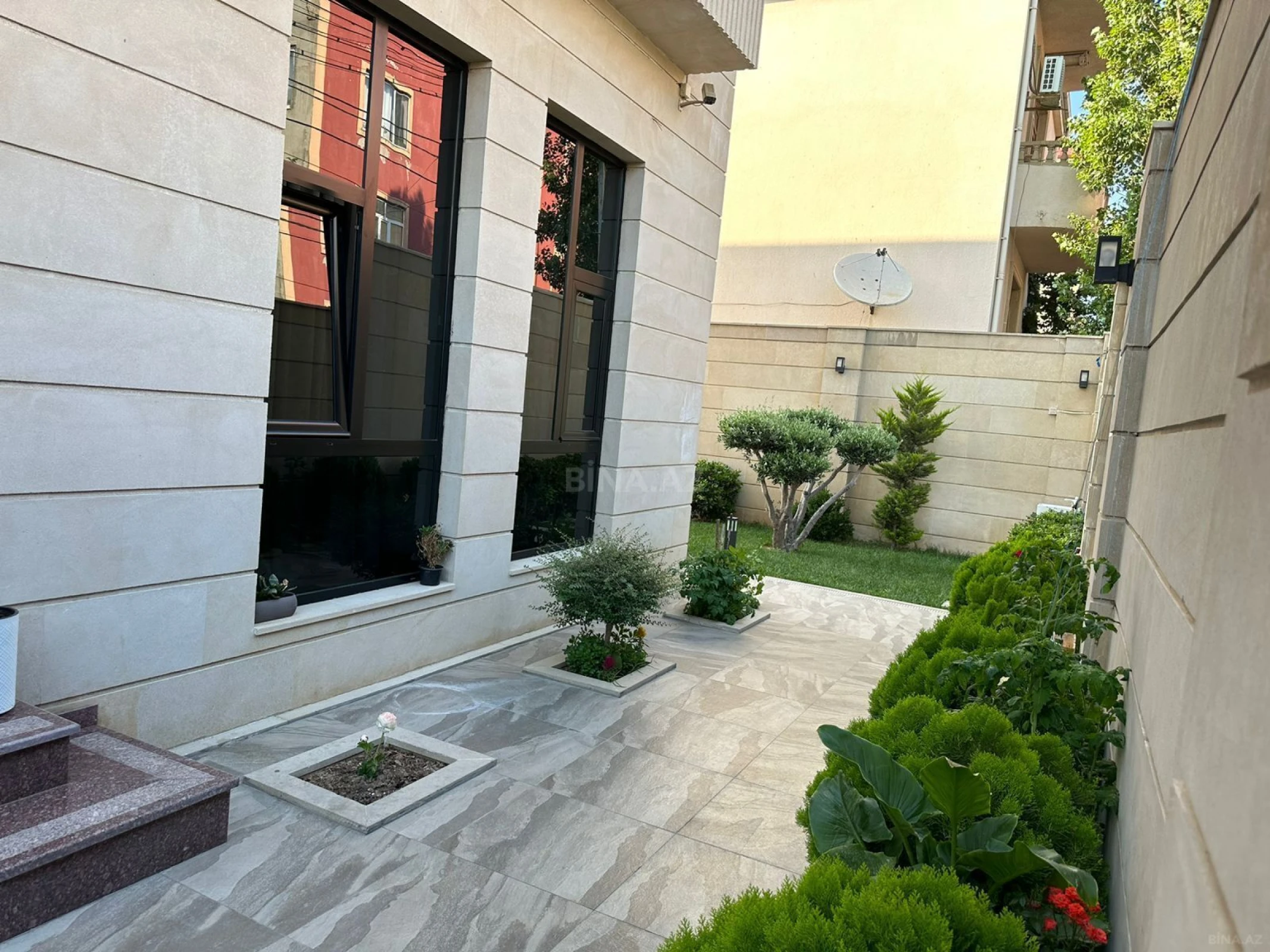 Satılır 10 otaqlı həyət evi 800 m²