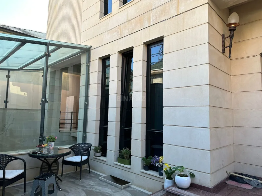 Satılır 10 otaqlı həyət evi 800 m²