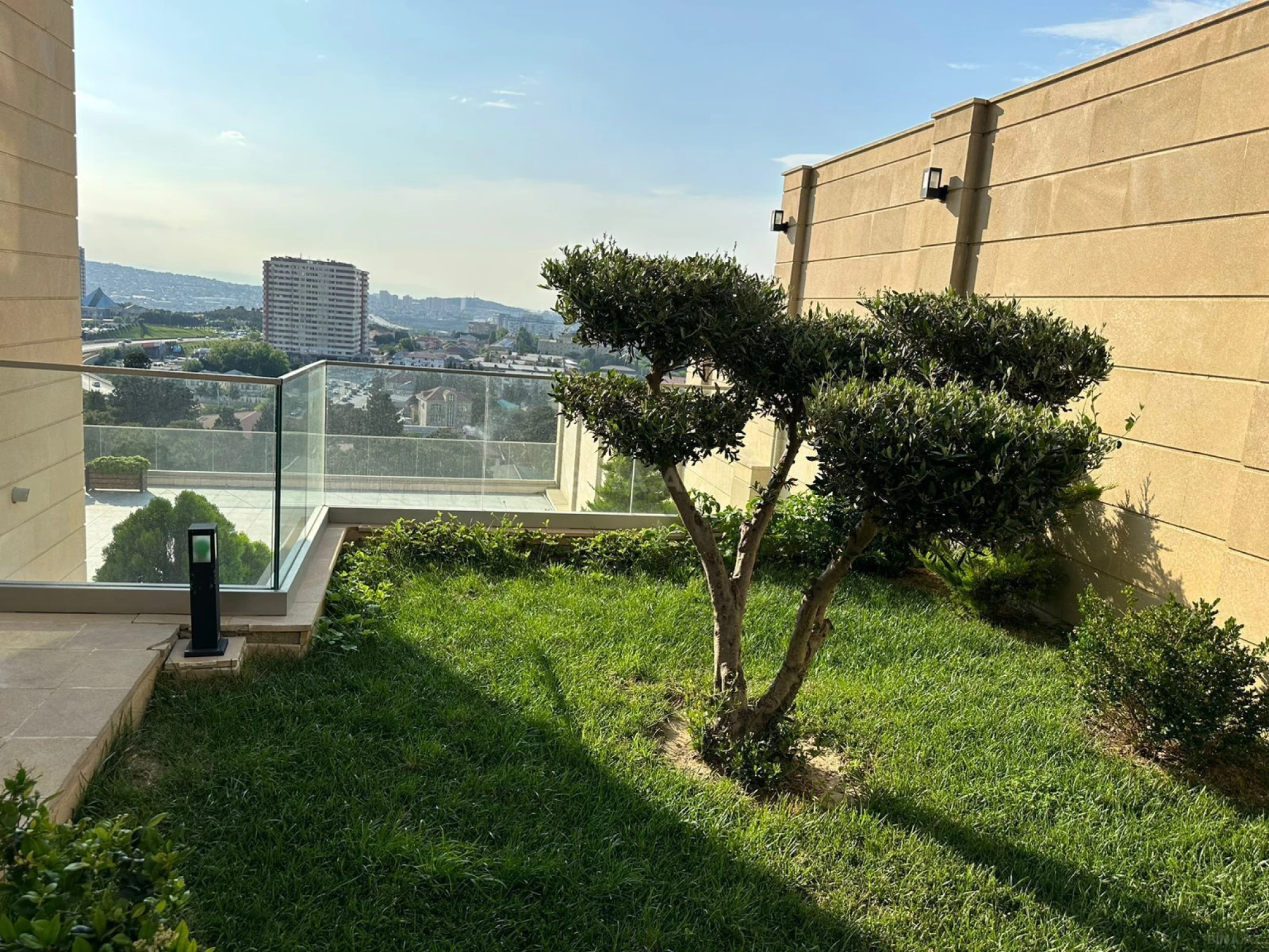 Satılır 10 otaqlı həyət evi 800 m²