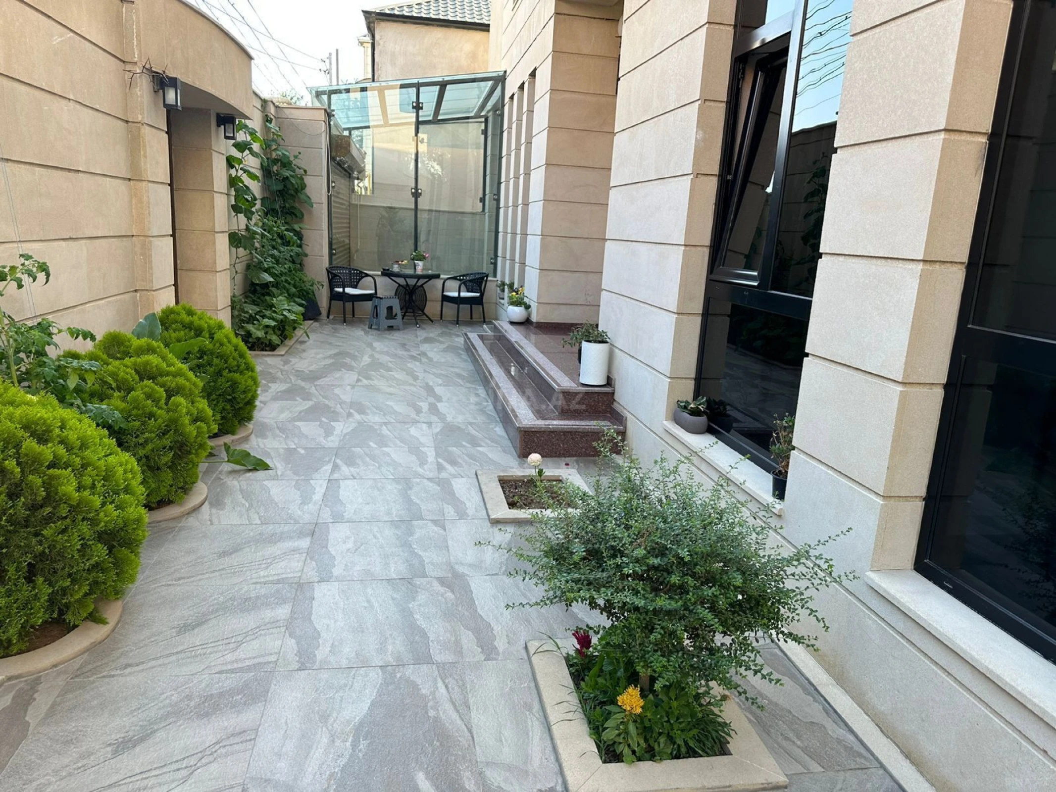 Satılır 10 otaqlı həyət evi 800 m²