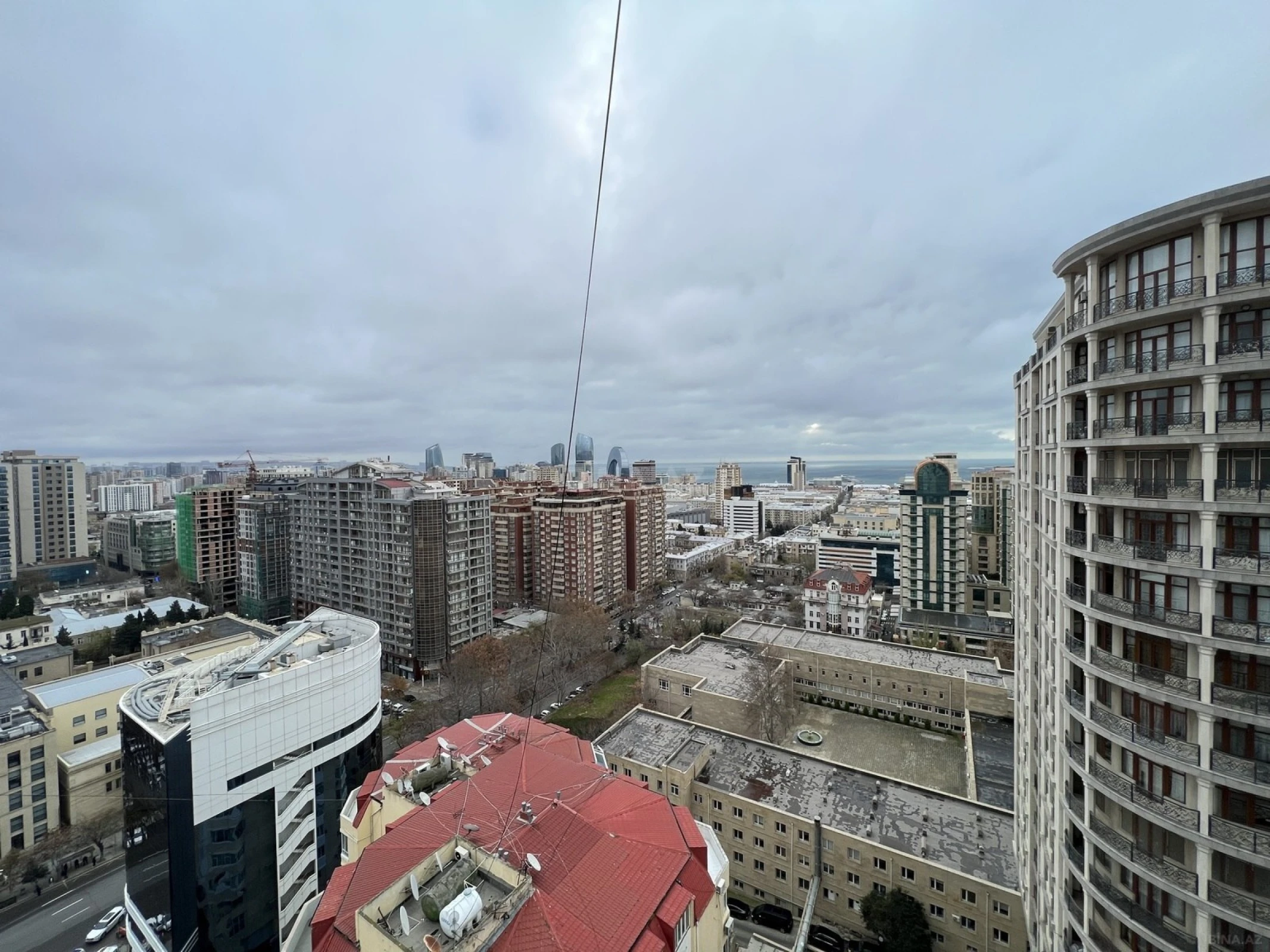 Satılır 4 otaqlı mənzil 200 m²