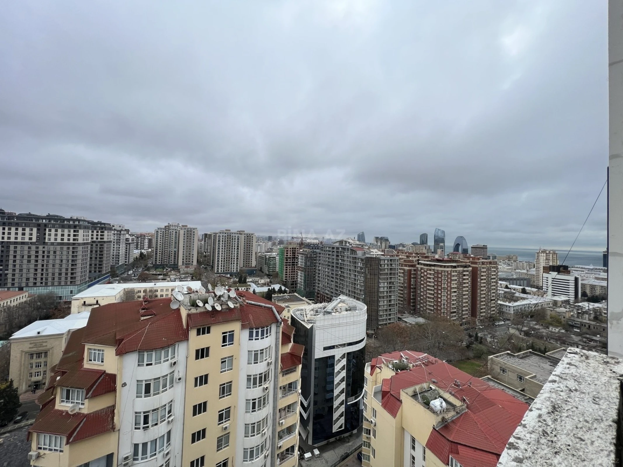 Satılır 4 otaqlı mənzil 200 m²