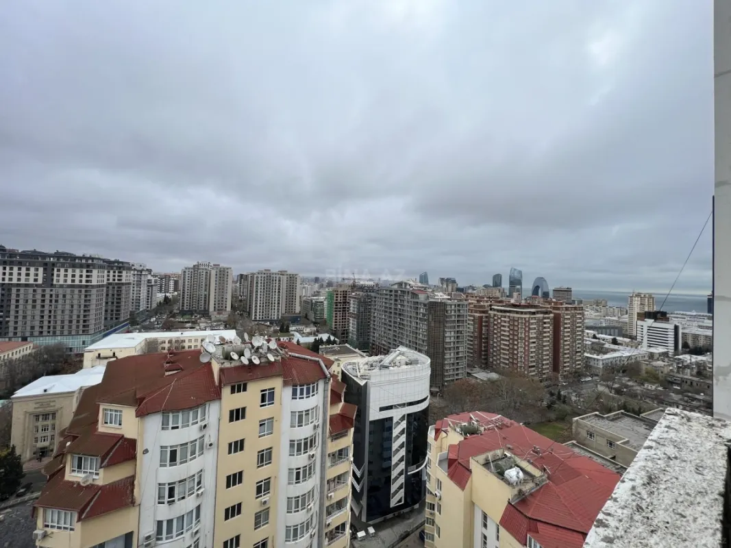 Satılır 4 otaqlı mənzil 200 m²