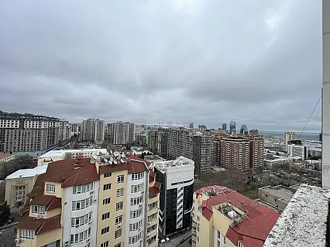 Satılır 4 otaqlı mənzil 200 m²
