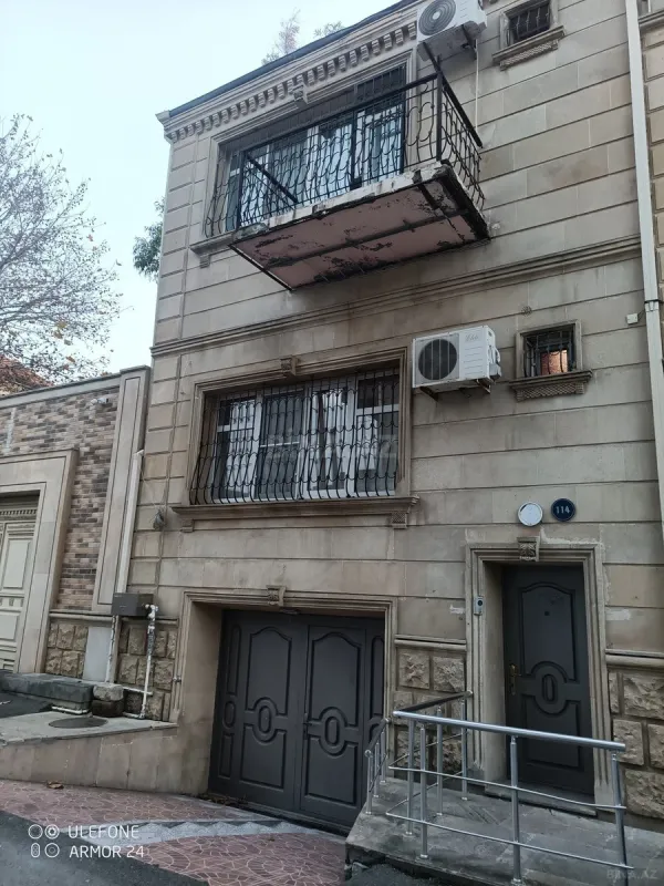 Satılır 9 otaqlı həyət evi 200 m²