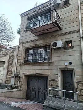 Satılır 9 otaqlı həyət evi 200 m²