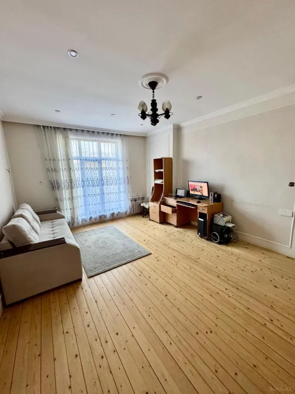 Satılır 9 otaqlı həyət evi 200 m²