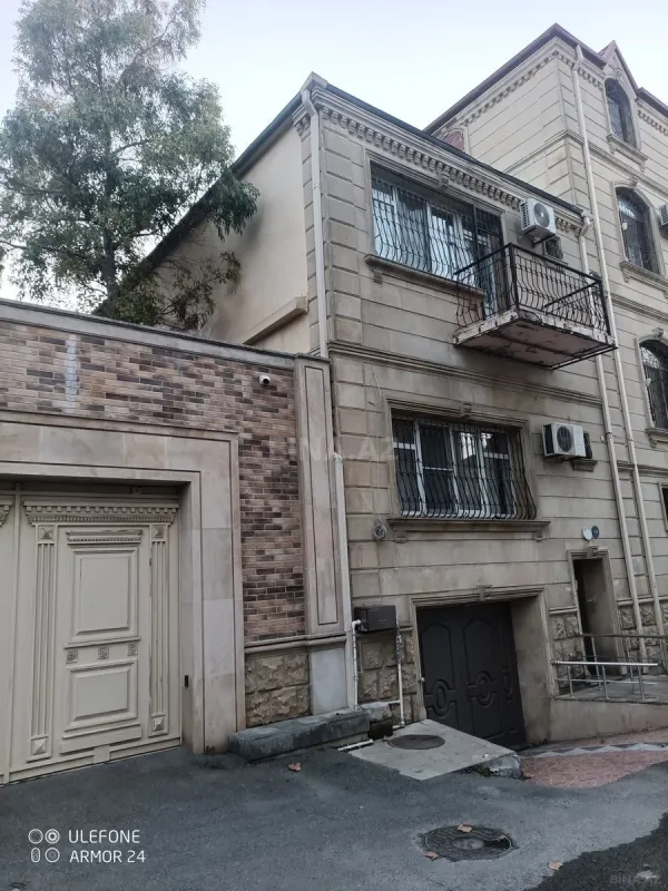 Satılır 9 otaqlı həyət evi 200 m²