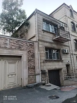 Satılır 9 otaqlı həyət evi 200 m²
