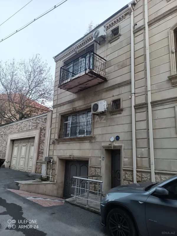 Satılır 9 otaqlı həyət evi 200 m²