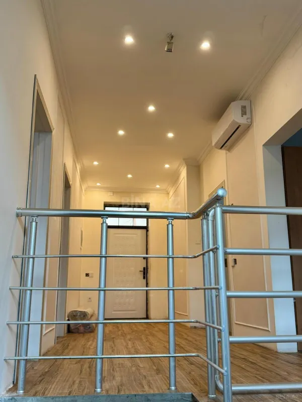 Satılır 9 otaqlı həyət evi 200 m²
