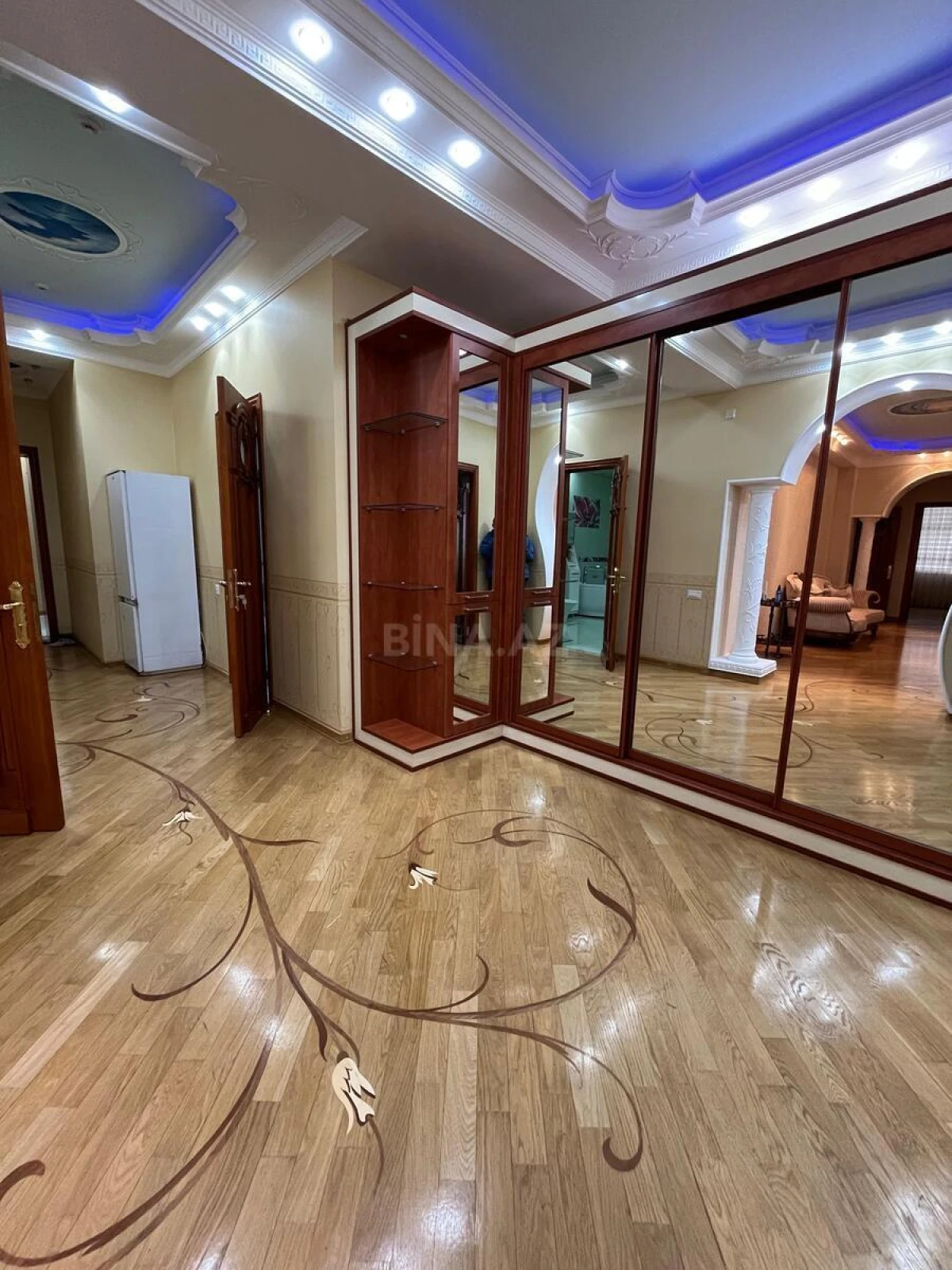 Kirayə verilir 4 otaqlı mənzil 200 m²