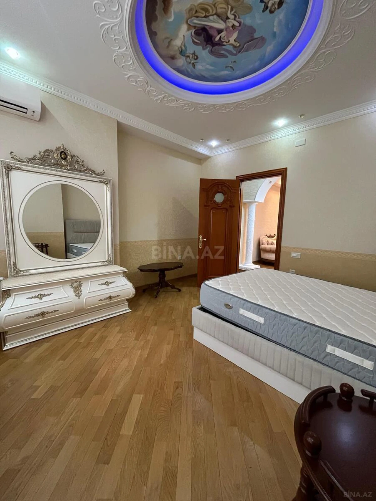 Kirayə verilir 4 otaqlı mənzil 200 m²