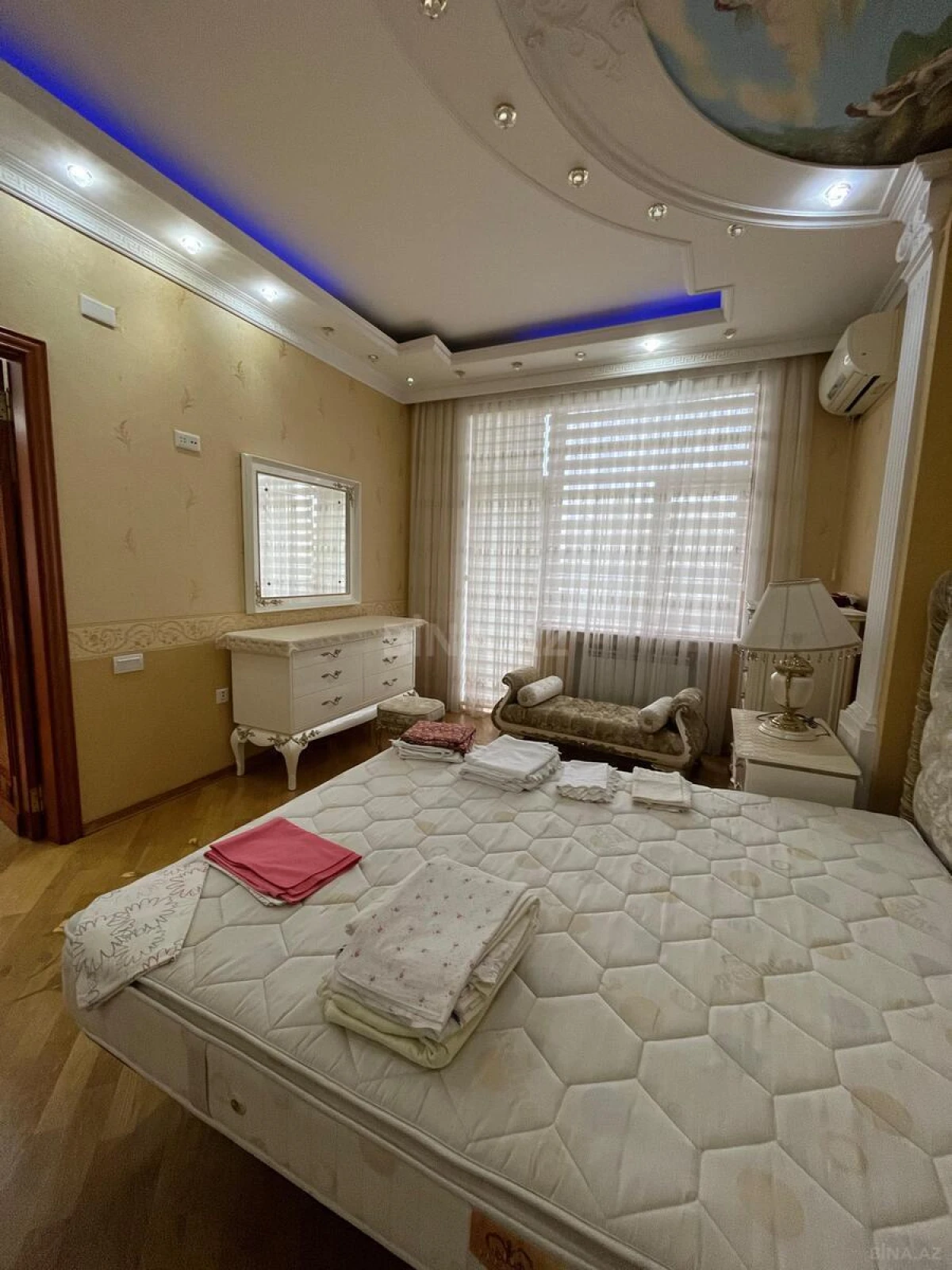 Kirayə verilir 4 otaqlı mənzil 200 m²
