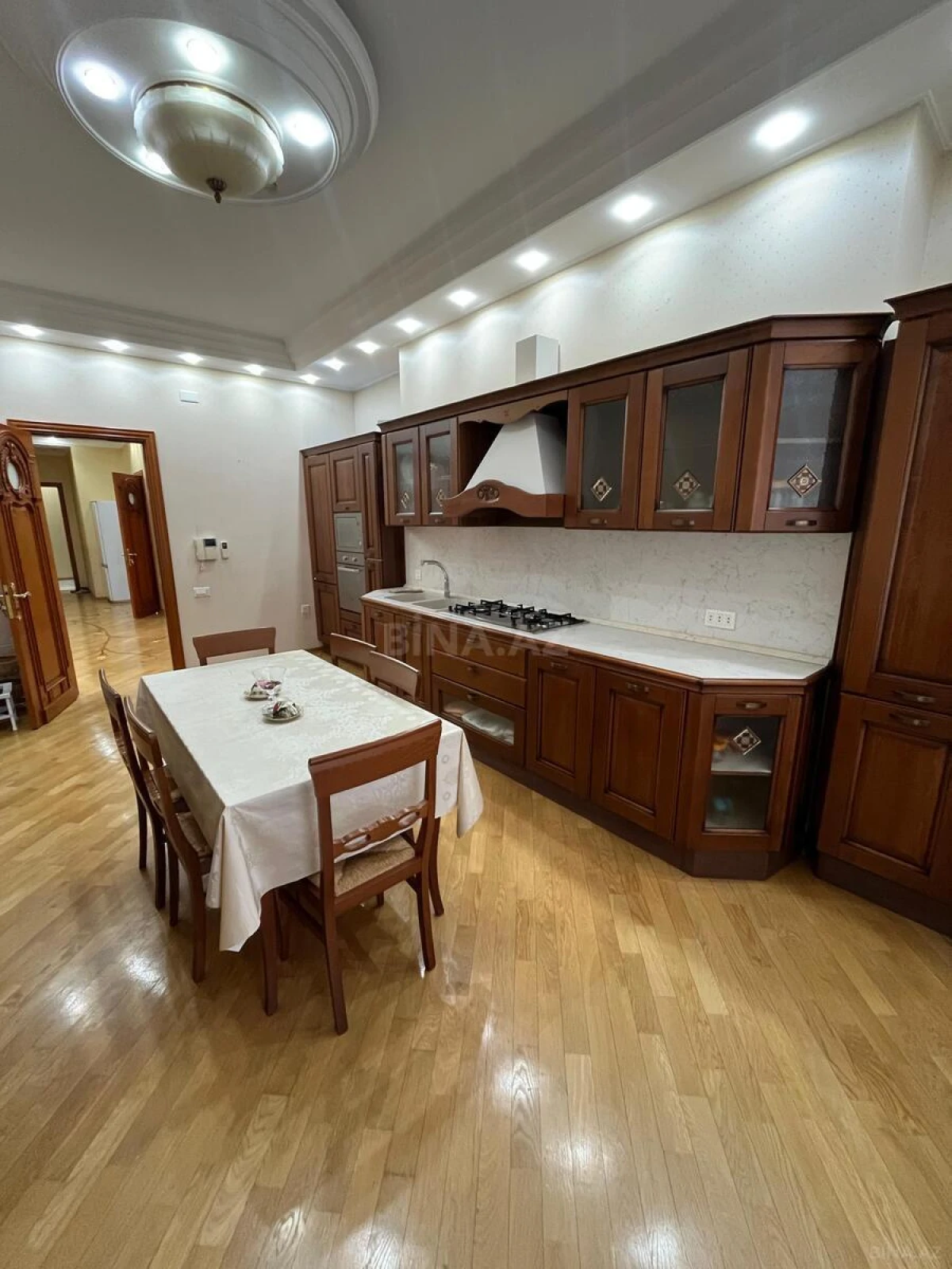 Kirayə verilir 4 otaqlı mənzil 200 m²