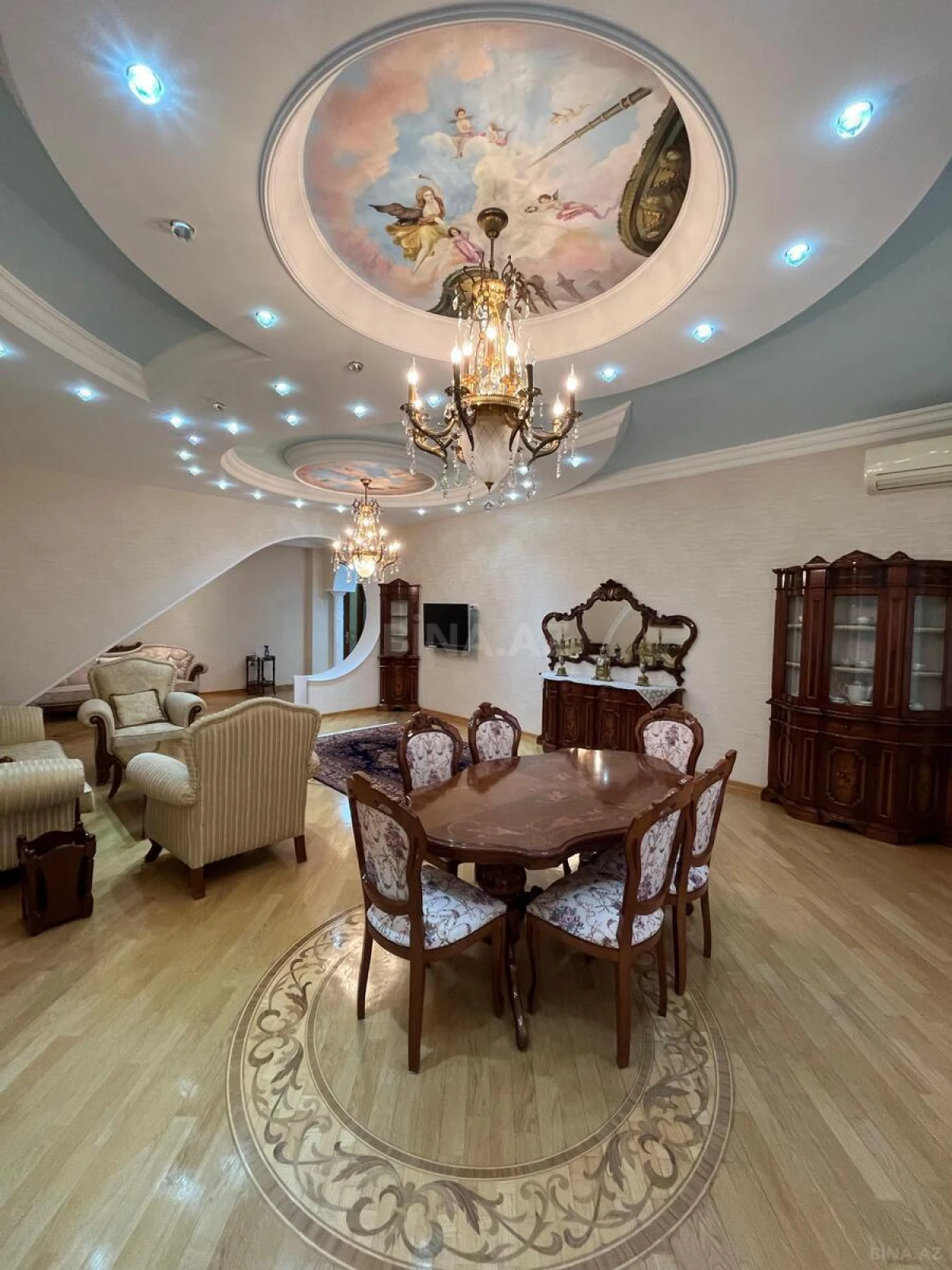 Kirayə verilir 4 otaqlı mənzil 200 m²