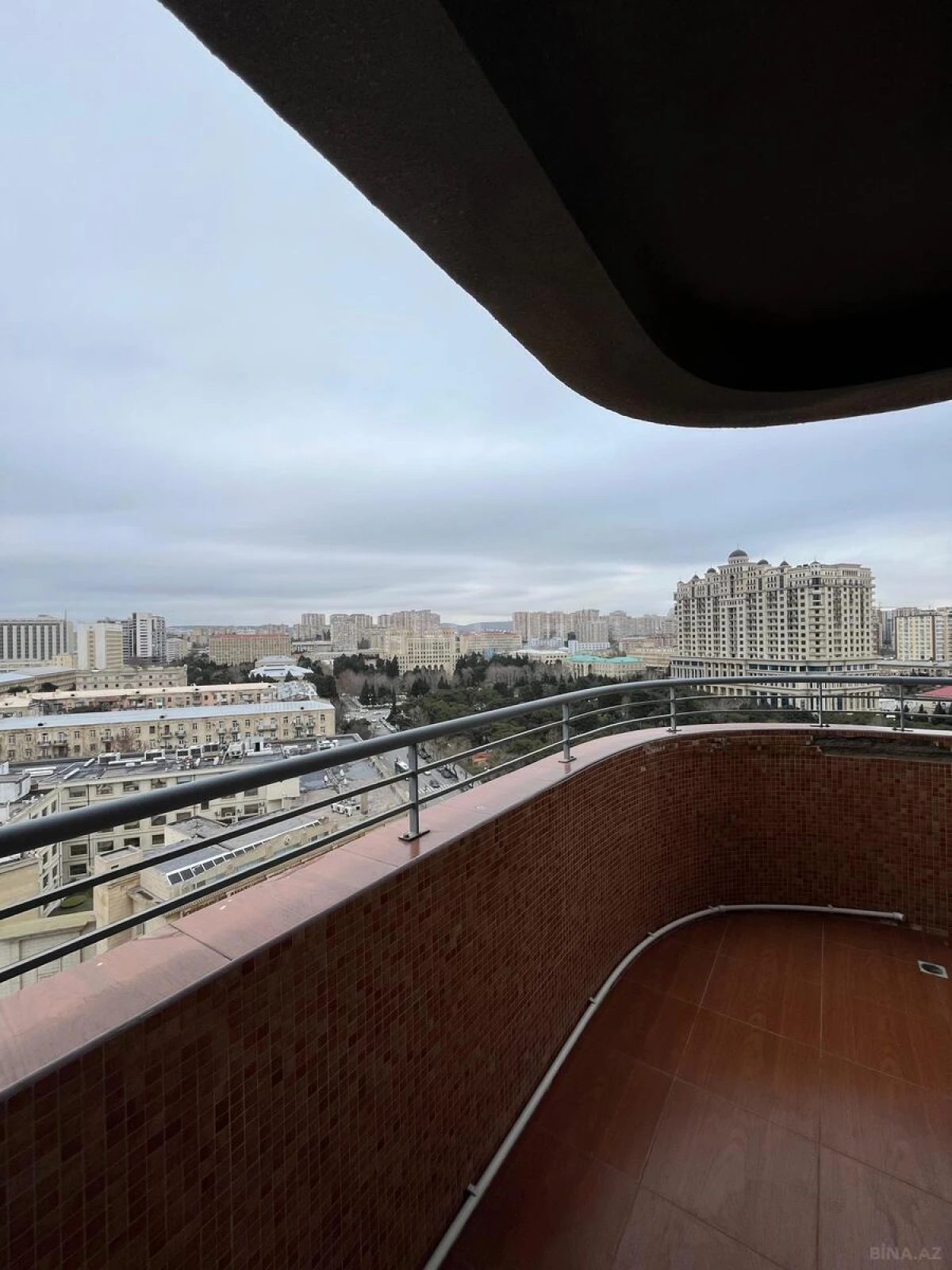 Kirayə verilir 4 otaqlı mənzil 200 m²