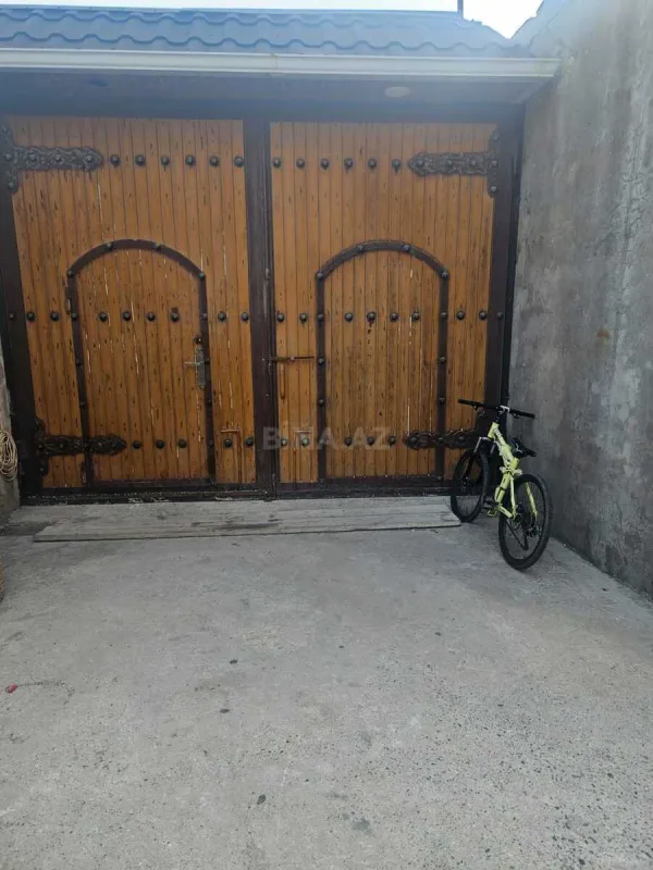 Satılır 5 otaqlı həyət evi 300 m²