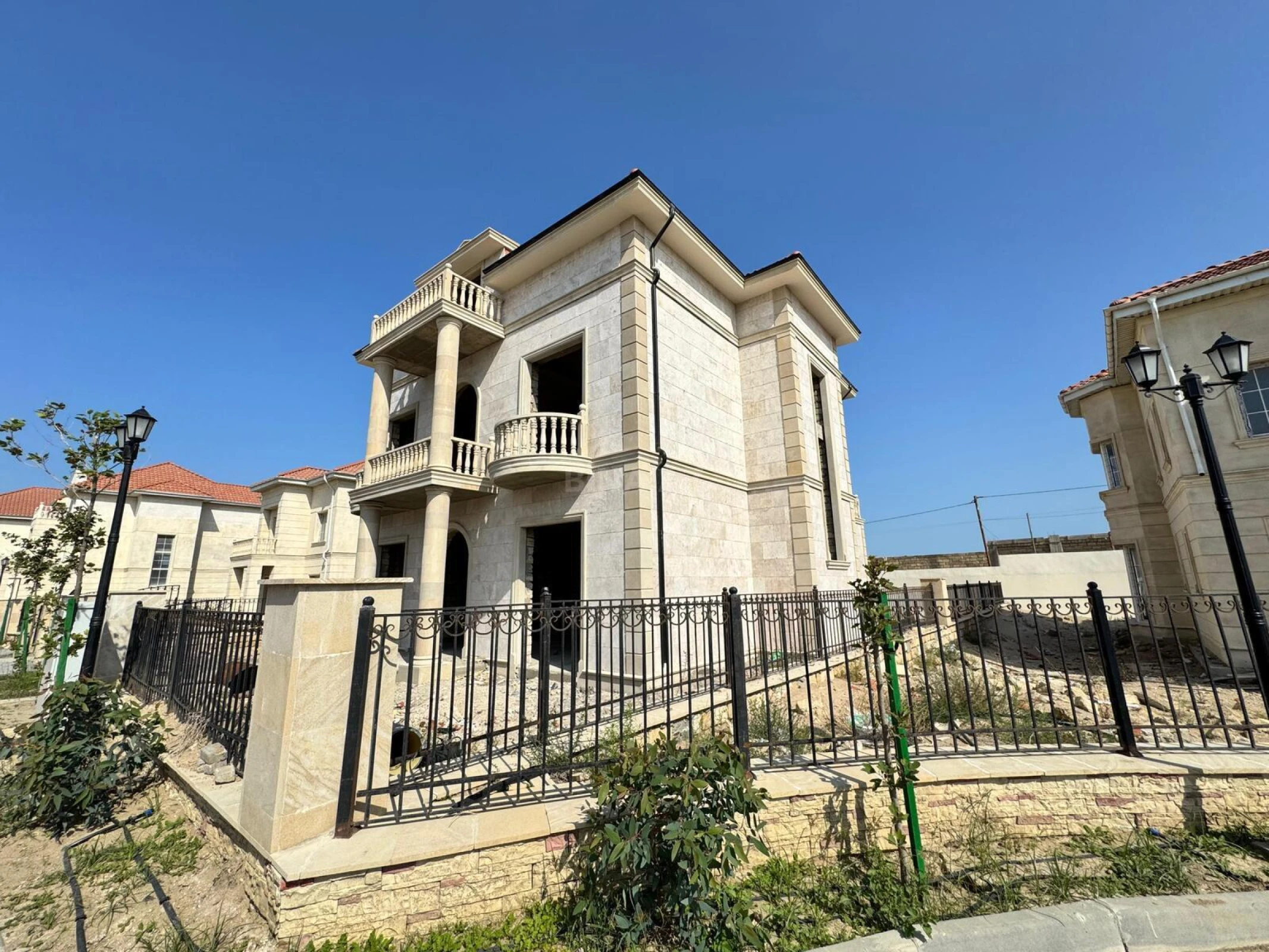 Satılır 10 otaqlı həyət evi 430 m²