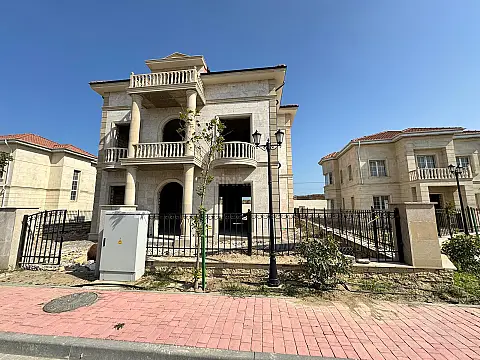Satılır 10 otaqlı həyət evi 430 m²