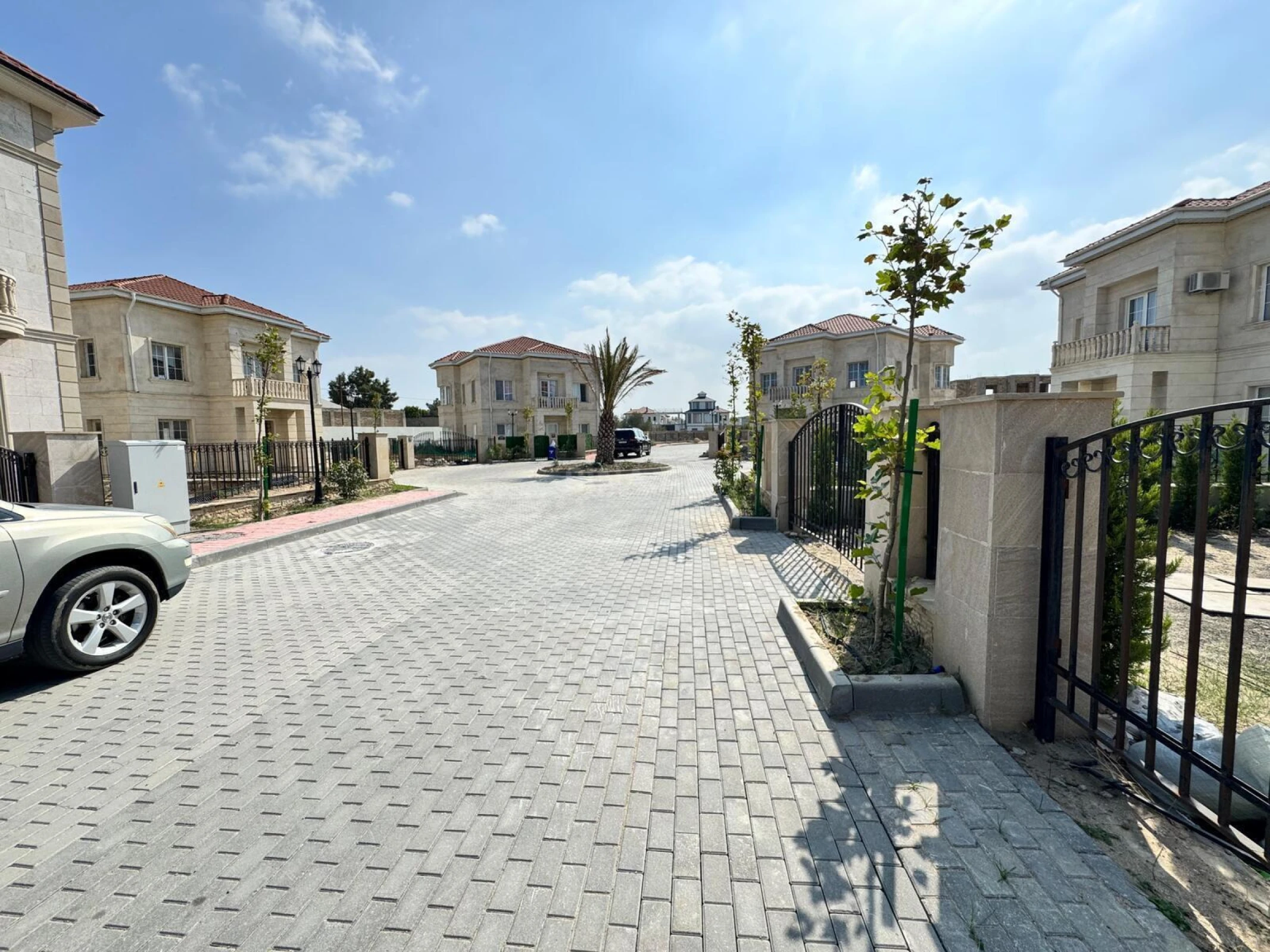 Satılır 10 otaqlı həyət evi 430 m²