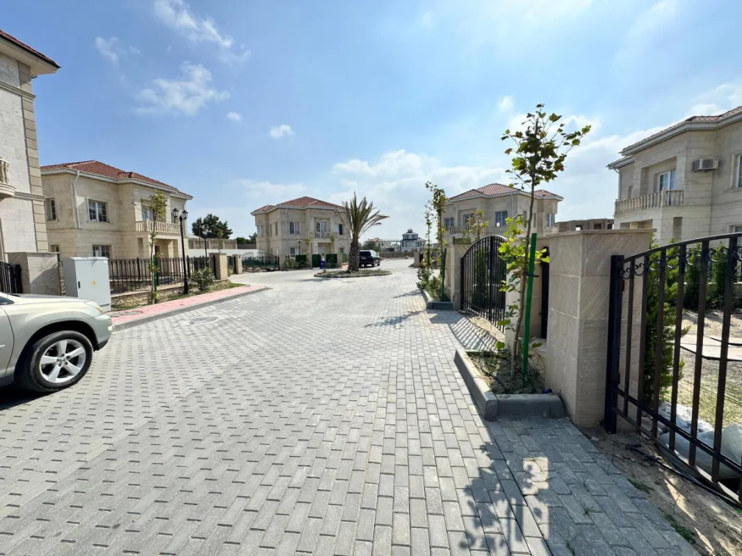 Satılır 10 otaqlı həyət evi 430 m²