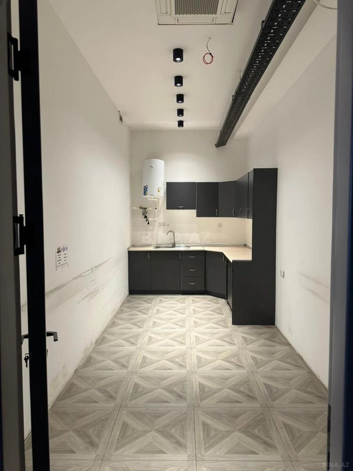 Kirayə verilir 9 otaqlı ofis 600 m²