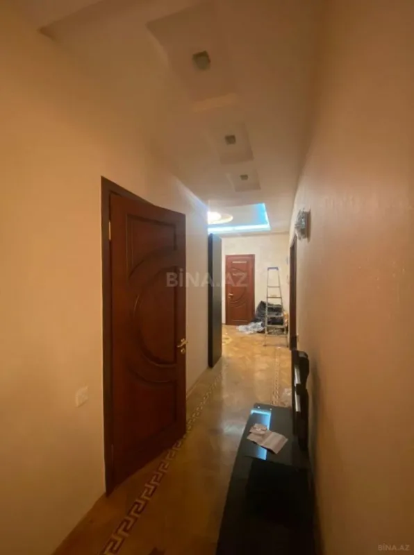 Satılır 4 otaqlı mənzil 177 m²