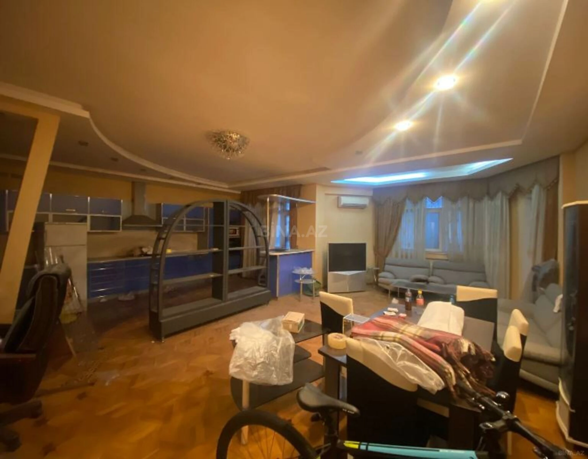 Satılır 4 otaqlı mənzil 177 m²